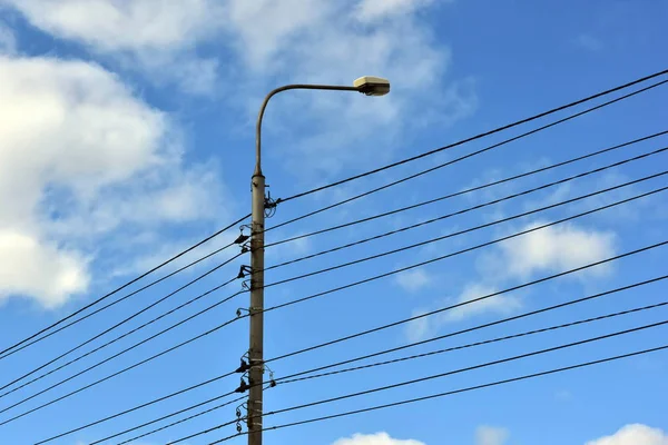 Kábelek Vezetékek Kék Felhős Háttér Lámpaoszlop — Stock Fotó