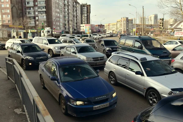 April 2018 Krasnoyarsk Russia Many Cars Road — Stock Photo, Image