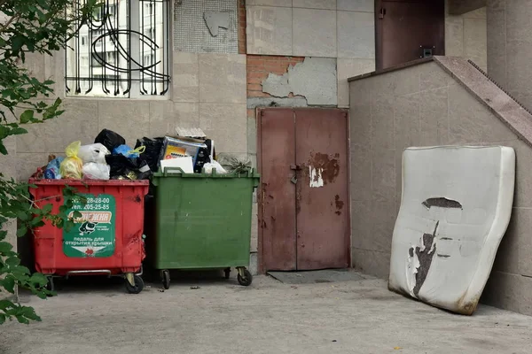 İki depolama ev çöp kutuları ve bir yatak kalabalık