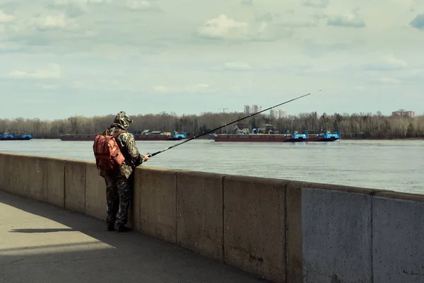 Ein Mann Fischt Ufer Des Jenissei Der Stadt Krasnojarsk Fischer — Stockfoto