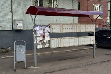 30 Temmuz 2018. Krasnoyarsk. Rusya. Polikarbonat güneşlik altında sokak posta kutusu sayısı. Zavallı şehir bölge, kir ve yoksulluk