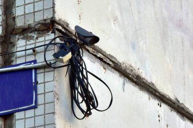 CCTV kamera evin beton duvara. bir uzun kablo bobini yanında olduğunu. kalitesiz yükleme. gizli eksikliği