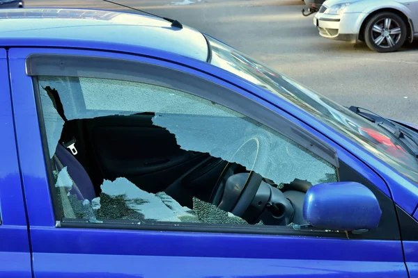 Şoför koltuğuna kırık penceresinden. Bluecar çalmak için girişim. Rus şehri suç durumda. 