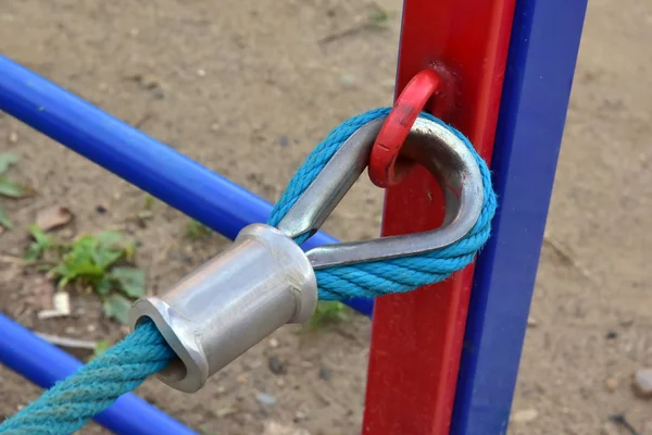 指ぬき 子供の遊び場の構造の木製の梁に青いナイロンのロープの修正の詳細 — ストック写真