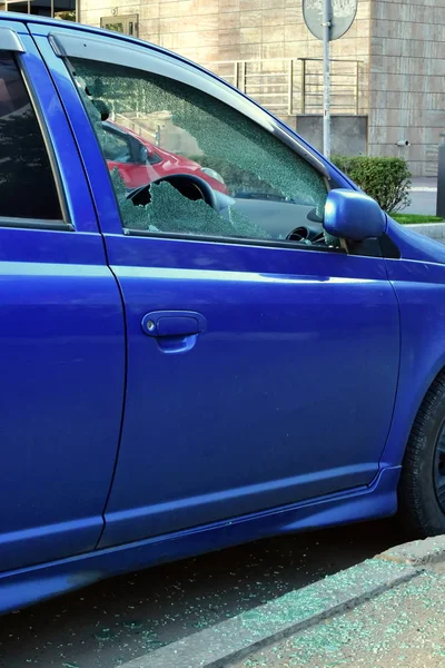 Şoför koltuğuna kırık penceresinden. Bluecar çalmak için girişim. Rus şehri suç durumda. parçalanmak cam asfalt üzerinde