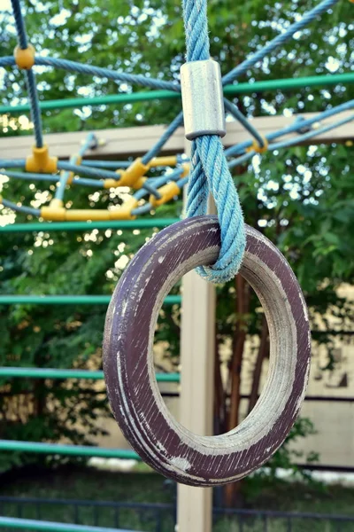 合板からのスポーツ木製リングは ブルーのナイロンの円錐体に固定されています 子供の遊び場の装置の細部 — ストック写真