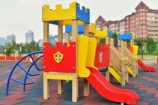 现代儿童游乐场的照片在公园 建筑是由木材和钢材是安全的儿童 里面没有尖角 — 图库照片