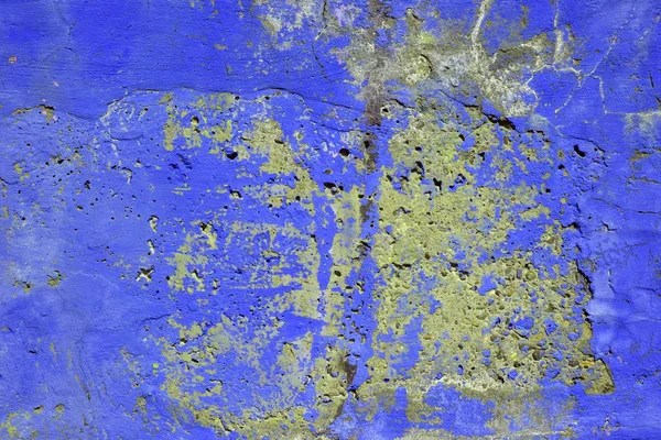 Kaba düzensiz beton yüzeyine kısmen mavi boyanır. Özgün tasarım arka plan.