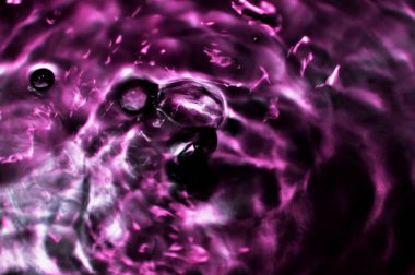 Mor arka orijinal plan. dalgalar ve sıvı kaynar