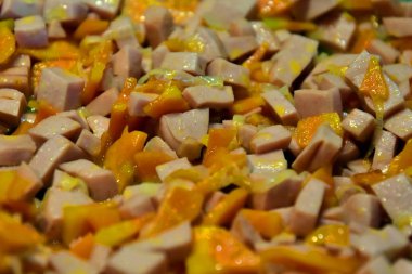 Soslu taze havuç küçük parçalar halinde kesin vardır ve gri Teflon kaplama ile bir tavada yağda kızartılmış