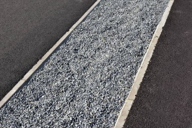 Ezilmiş arsa ile kaldırım asfalt kaplama arasında çitlerle çevrili