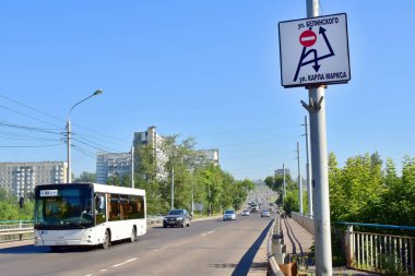 1 Ağustos 2018. Krasnoyarsk. Rusya. Sokakta dolaşık trafik desen yol işaret otobüs sürmek. 