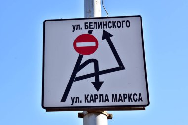 1 Ağustos 2018. Krasnoyarsk. Rusya. Yol işaret dolaşık trafik desen
