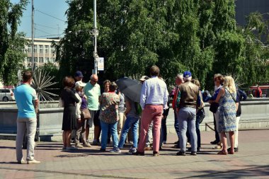 1 Ağustos 2018. Krasnoyarsk. Rusya. Alman turist üzerinde bir gezi organize grup