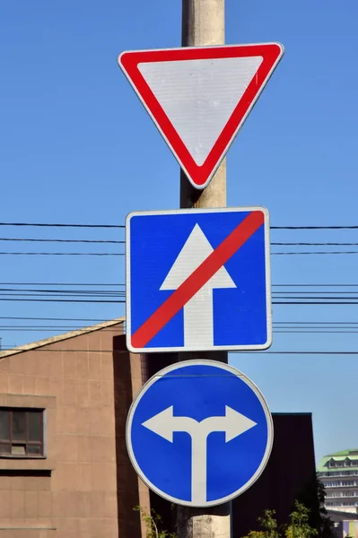 トラフィックの方向を示す道路標識 — ストック写真