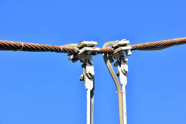 Cabo Suporte Metal Porca Ponte Suspensa Contra Fundo Céu Azul — Fotografia de Stock