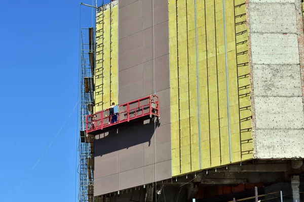 Высотные Работы Наружных Стенах Стекловаты Рабочие Используют Специальное Оборудование Изоляции — стоковое фото