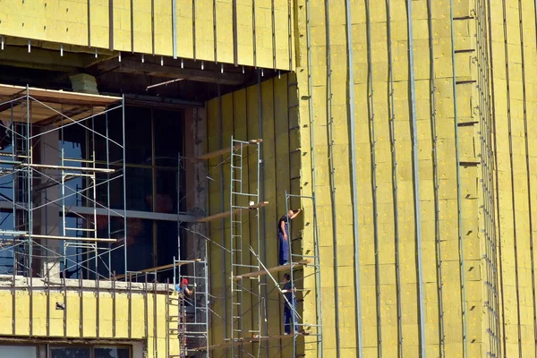 2018 クラスノヤルスク ロシア グラスウール断熱の外壁の高度作業 労働者が足場と特別な機器を使用して実行 建物のファサードの遮 — ストック写真
