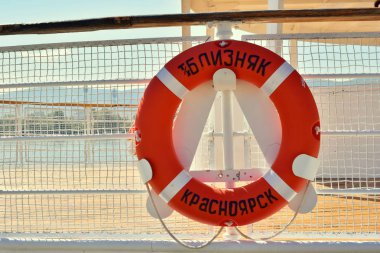1 Ağustos 2018. Krasnoyarsk. Rusya. Gemilerde şehir çıkabilir. Yenisey Irmağı. Beyaz yolcu gemisi kırmızı Lifebuoy.