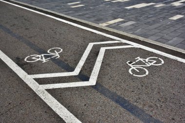 Bisiklet simgesi üzerinde asfalt beyaz boya ile boyanmıştır. Sinyal de yol bisiklet yönünü gösteren park işaretleme