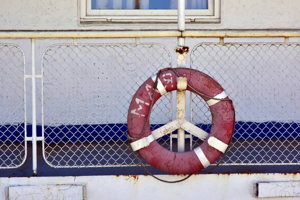 Серпня 2018 Красноярськ Росія Кораблі Набережній Міста Інвалід Рятувальний Круг — стокове фото