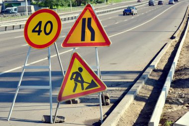 Geçici sinyal yol işaret onarım işleri bir semt karşı cadde üzerinde