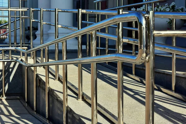 Paslanmaz çelik eskrim ve krom kaplama metal yapılar Engelli tekerlekli sandalye kullananlar için kargo ve Tanrıların arabaları ile rampa