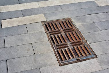 Granit döşeme paslı demir döküm drenaj kılavuzunda. Grinin farklı dikdörtgen kaldırım döşeme