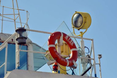 1 Ağustos 2018. Krasnoyarsk. Rusya. Gemilerde şehir çıkabilir. Yenisey Irmağı. Kırmızı Lifebuoy beyaz eski gemisi. güvertede güçlü bir vintage projektör olduğunu