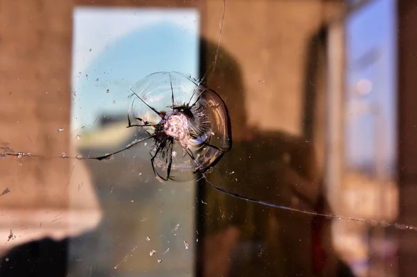 Fotoğrafçı kırık cam gölge karşı. Kavram: gazeteciler ve belgeseller hayatı tehlikede. konuşma özgürlüğü yasaklanması. Kitle iletişim araçları devlet sansür