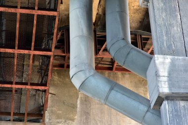 Eski ağlar ve mühendislik iletişim, borular, kablo beton kirişler otomobil köprünün altında. Tüm ekipman harap, onarım ve restorasyon gereklidir. 