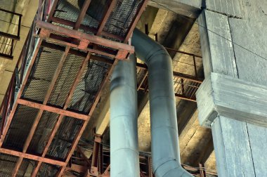 Eski ağlar ve mühendislik iletişim, borular, kablo beton kirişler otomobil köprünün altında. Tüm ekipman harap, onarım ve restorasyon gereklidir. 