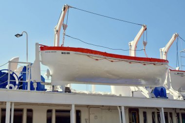 1 Ağustos 2018. Krasnoyarsk. Rusya. Yenisey Irmağı çıkabilir. Cankurtaran üzerinde özel asansörler sabittir. Seyahat ederken Emanet.