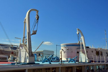Krasnoyarsk. Rusya. Yenisey Irmağı çıkabilir. Kaldırma ve cankurtaran düşürülmesi için özel asansörler. Seyahat ederken Emanet. 