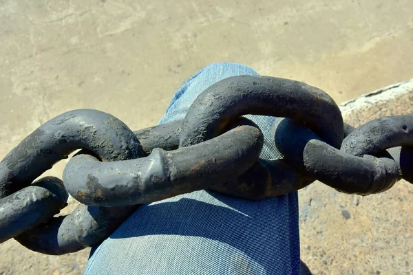 Bir Adam Diz Ağır Çelik Siyah Zinciri Kavram Jeans Giyim — Stok fotoğraf