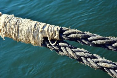 İskele gemilerde demirleme için ip. Döngü yakın çekim detay