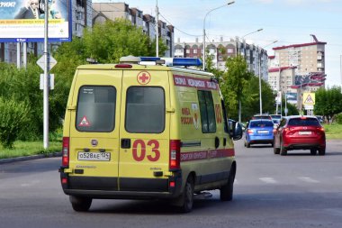 3 Ağustos 2018. Krasnoyarsk. Rusya. Modern ambulans Araba Fiat Ducato şehrin sokak. 