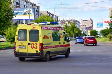 3 Ağustos 2018. Krasnoyarsk. Rusya. Modern ambulans Araba Fiat Ducato şehrin sokak. 