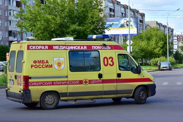 3 Ağustos 2018. Krasnoyarsk. Rusya. Modern ambulans Araba Fiat Ducato şehrin sokak. 
