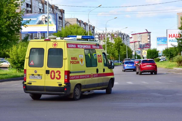 2018 クラスノヤルスク ロシア 現代救急車車街でフィアット デュカート — ストック写真