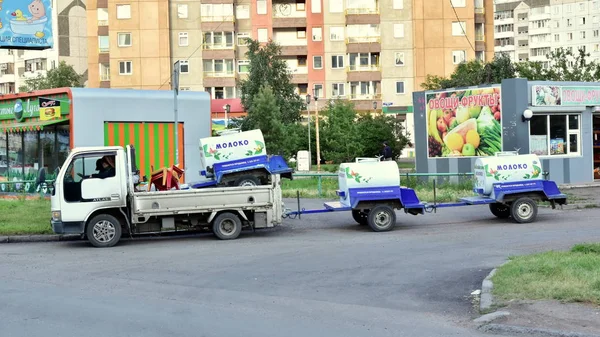 Srpna 2018 Krasnojarsk Rusko Náklaďák Třemi Barely Přípojných Vozidlech Doprava — Stock fotografie