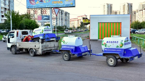 Agosto 2018 Krasnoyarsk Russia Camion Con Tre Barili Sui Rimorchi — Foto Stock