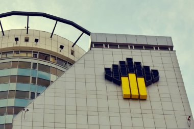 23 Mart 2018. Krasnoyarsk. Rusya. Vankorneft şirketin ofisi. Rosneft iştiraki. Resmi logosu