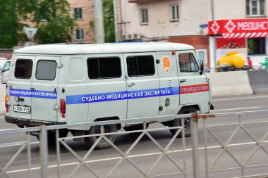 1 Haziran 2018. Krasnoyarsk. Rusya. Mobil adli tıp laboratuvarı. Eski araba şehir etrafında sürüş