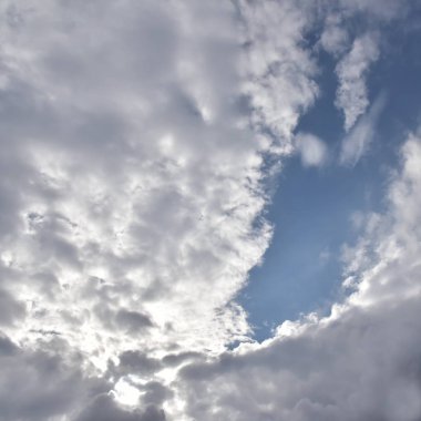 Arka plan bir bulutlu gökyüzü üzerinden. Bir yazı için bir instagram kare arka plan