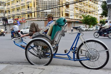12 Temmuz 2017. Nha Trang. Vietnam. Park çekçek. turistler ve iş yerinden kalan müşteriler bekliyor
