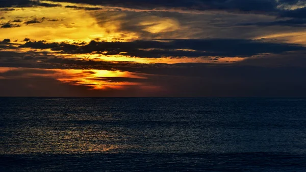 海の波と夕日 — ストック写真