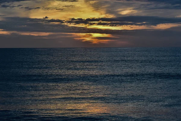 海の波と夕日 — ストック写真