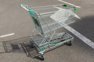 Asfalt kaplama üzerinde boş alışveriş sepeti