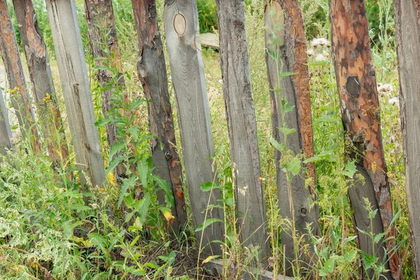 Farklı boyutlarda ahşap kurulların eski yıpranmış çit